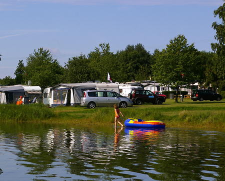 Campingplatz direkt am See                       